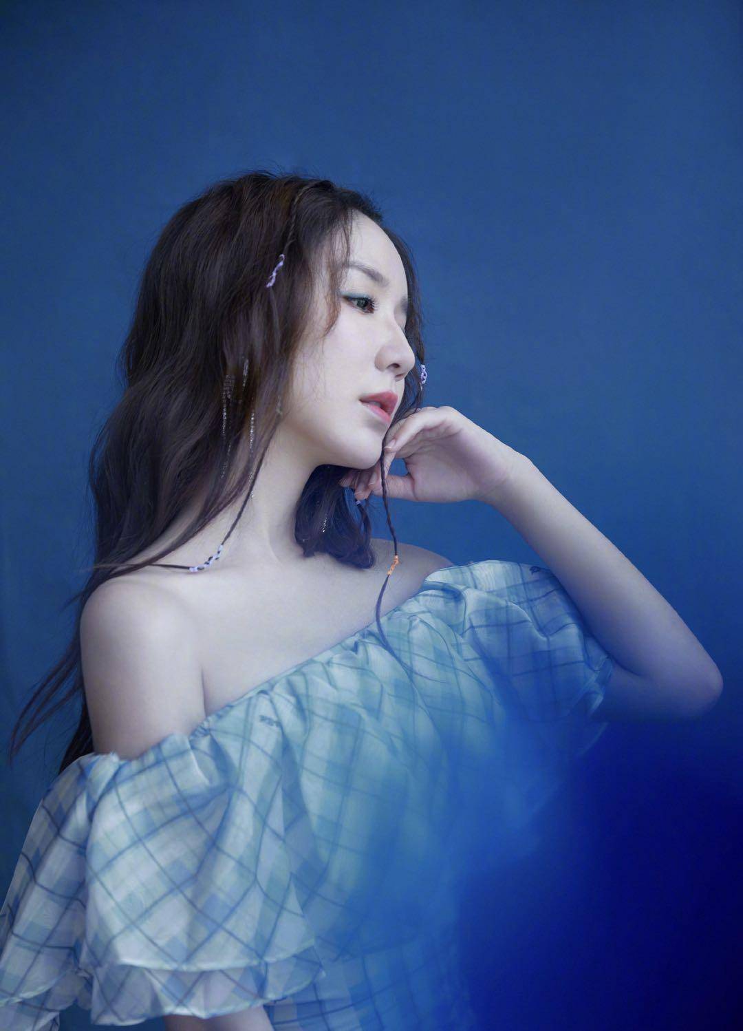 31岁娄艺潇精灵造型,时尚礼服美出新境界,完全就是仙女本人_展示出