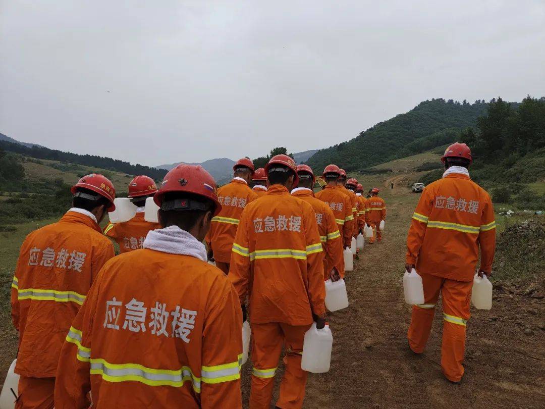 大火无情人有情 吕梁应急在行动！