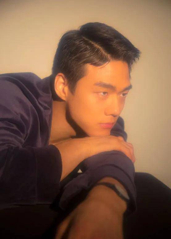 原创他身高182公分体型健硕结实帅气颜值吸引不少人的眼光