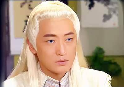 中邵峰一人分饰两角,文剑武书生萧廷跟血月神教教主阿卑罗王的角色