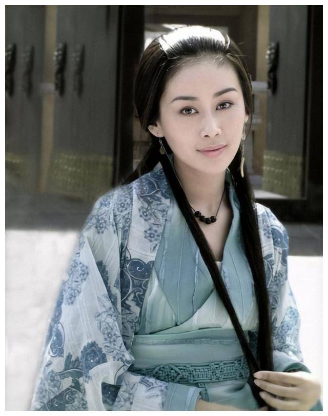 是个清丽婉约的小美人,还极具古典气质,造型还有点像宁静和王子文