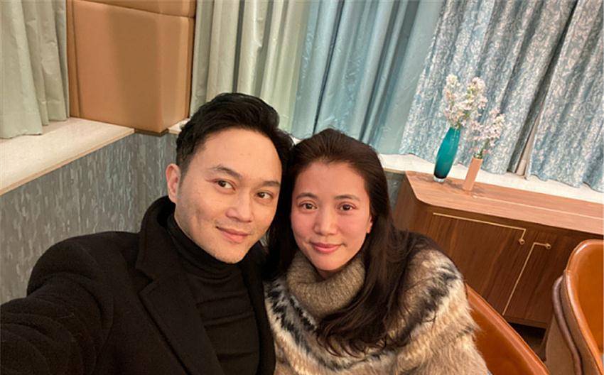 岁张智霖浅水湾豪宅庆生,袁咏仪晒照,内部低调但餐桌却不俗_俩人_生日