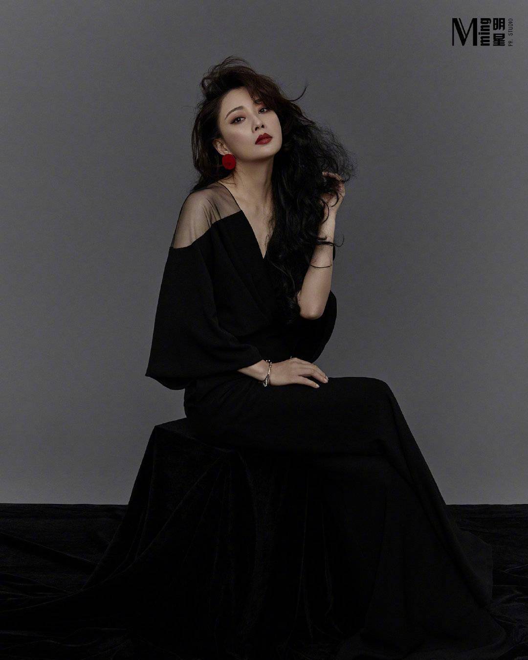 殷桃长发微卷妩媚优雅,经过岁月沉淀的气质充满质感,红唇更迷人_造型