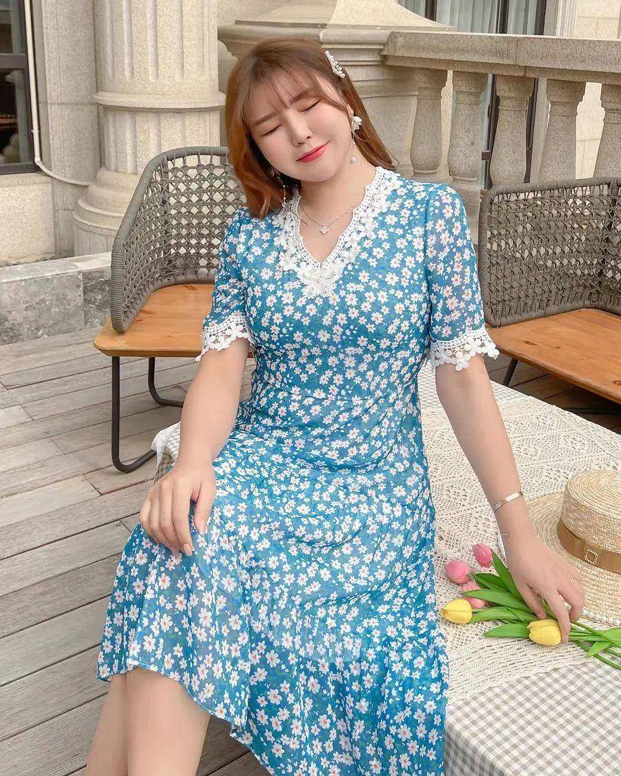 原创胖女人不能穿碎花裙跟着郑少秋女儿学搭配180斤也能美出圈