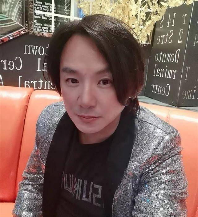 歌手黄家驹在当年离开了小林青霞之后,朱永棠便遇见了女演员谭凯欣