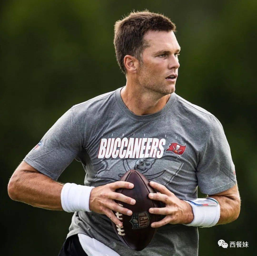 原创橄榄球巨星tombrady竟答应粉丝送原味内裤引热议