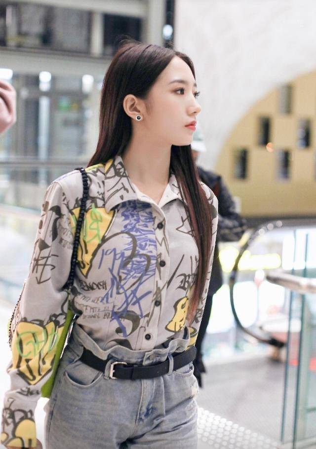 原创能把牛仔裤裤头穿出五道褶的孟美岐绝了网友身材太好了