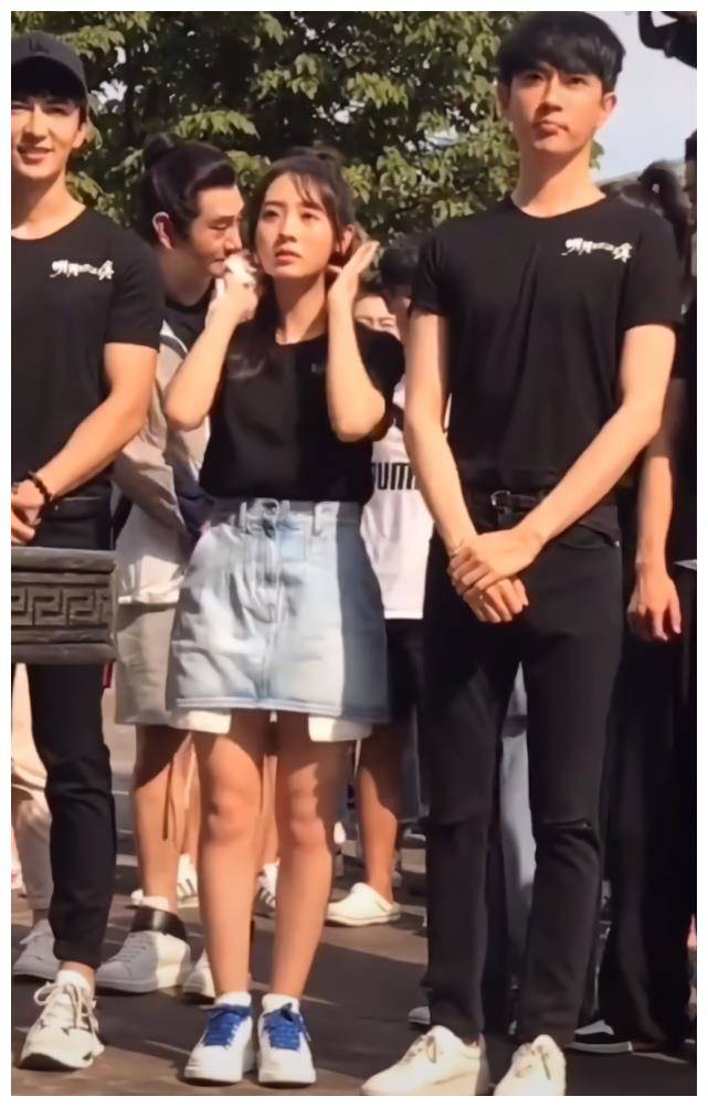 邢菲新戏开机,穿"年糕牛仔裙"腿比于朦胧还粗,暴露真实身高!