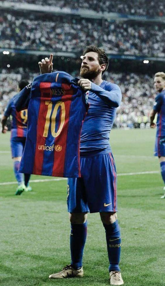 原创梅西十大传奇纪录第十期连续11年进球40力压历史射手王c罗