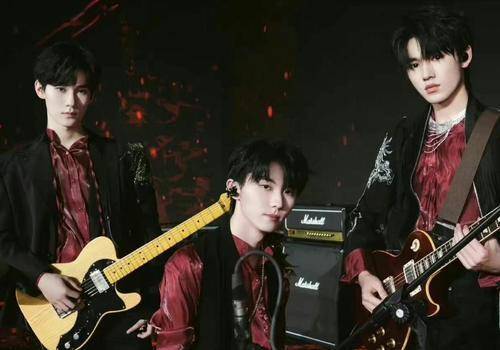 光轮1932在舞台上留下了很多惊艳众人的舞台,《作为怪物》《燕尾蝶》