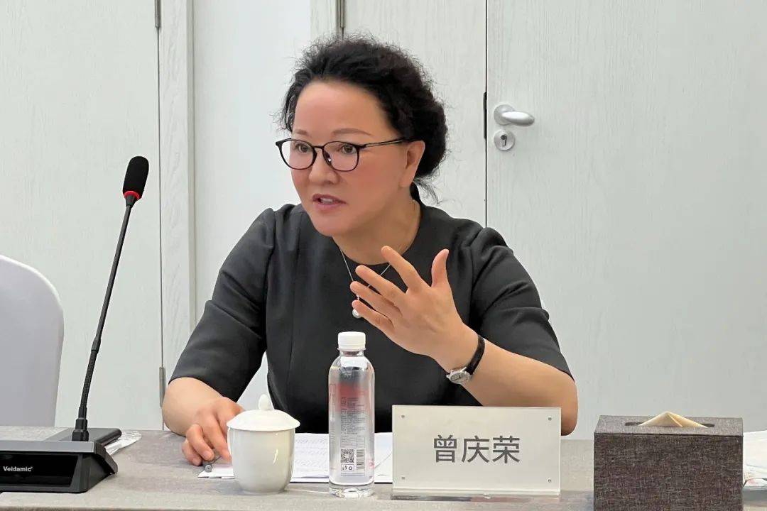 北京时尚控股有限责任公司副总经理贠天祥,清华大学美术学院教授李薇