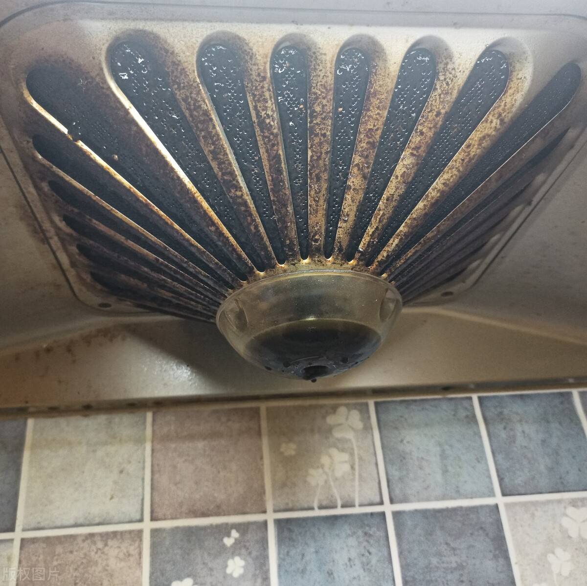 你知道,抽油烟机"过期"的危害,以及判定方法吗?_油污_保养_电机