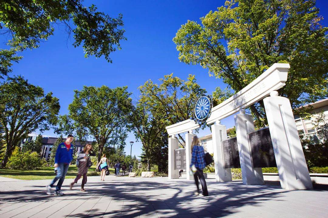 西蒙弗雷澤大學,菲爾萊狄更斯大學;艾米麗卡爾藝術與設計大學,建於