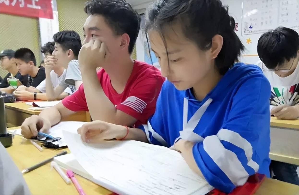 原创高考落下帷幕毛坦厂中学门口排起长队不少学生报名复读