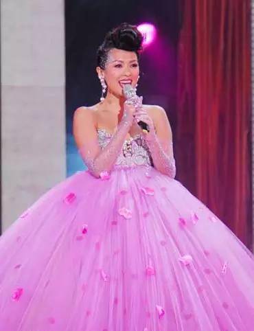 几秒钟时,网友发现章子怡唱歌的口型跟荧屏幕中显示的歌词完全对不上