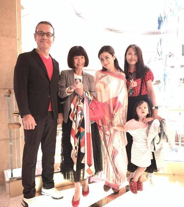 selina还晒出了与爸爸妈妈的幸福同框照,希望明年生日的时候,任家萱能