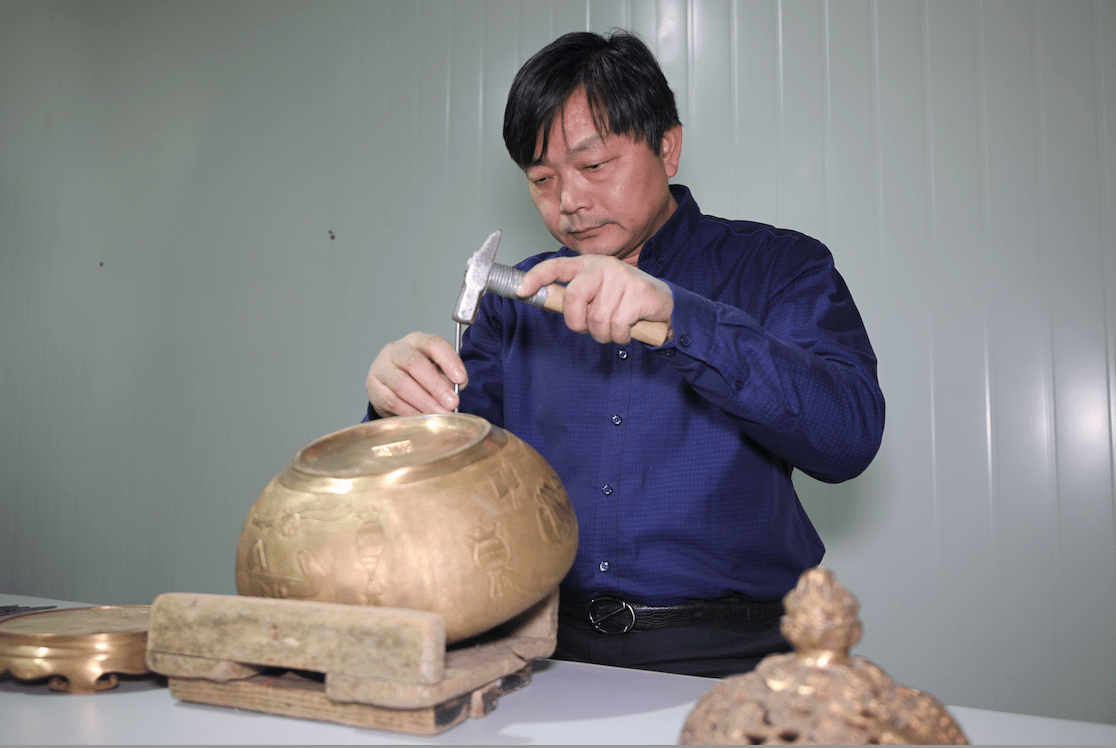 徐红军作为仿古铜器和青铜失蜡铸造工艺传承人,一直以来,始终牢记"