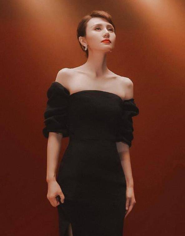 原创袁泉发型太美了盘起短发再微卷刘海一袭抹身材黑裙好像赫本再世