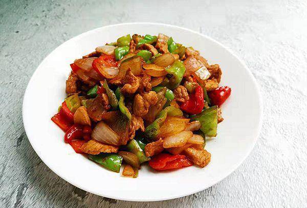 午餐三菜一汤有洋葱辣椒炒肉,番茄烧茄子,青菜烧腐皮,紫菜蛋花汤,红薯