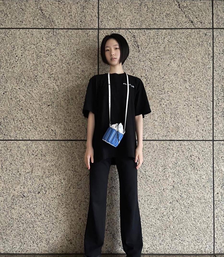 小s大女儿剪超短发,网友见正面惊呼:更像你妈了_elly_照片_高冷