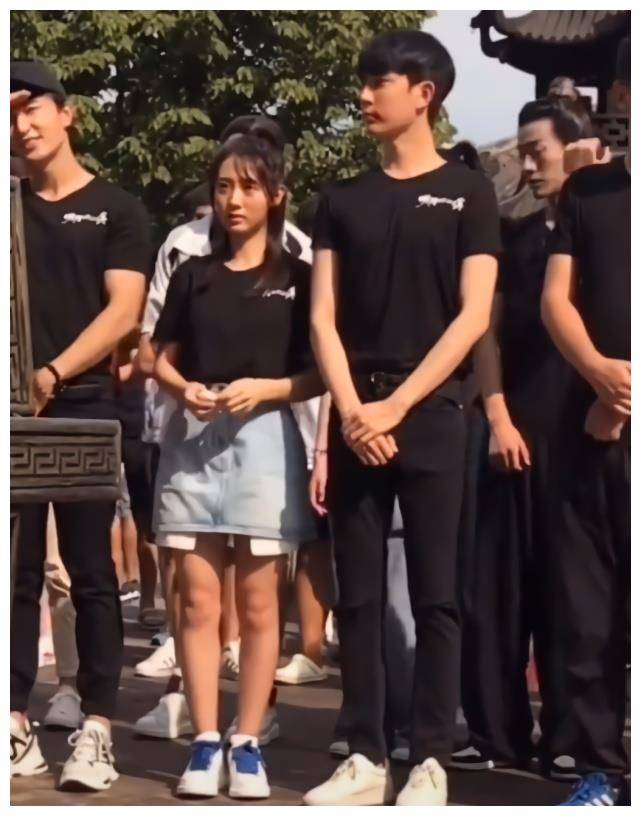 邢菲新戏开机,穿"年糕牛仔裙"腿比于朦胧还粗,暴露真实身高!