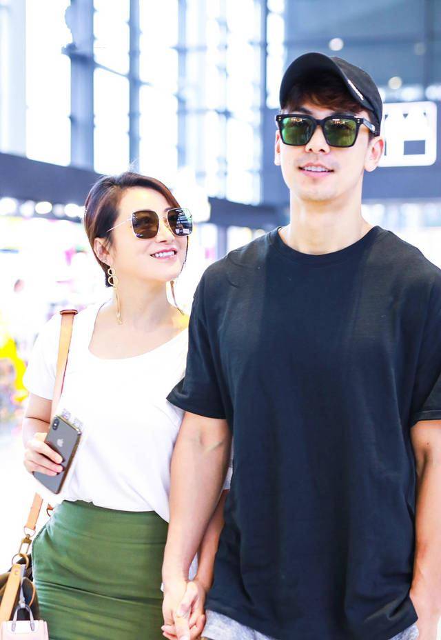 原创45岁陈紫函保养太好了白衫配包臀裙穿出曼妙身姿颜值依旧