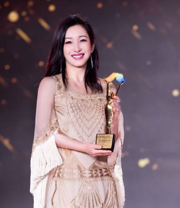 订婚前夕惨遭抛弃,几经波折,36岁嫁二婚男反被宠成