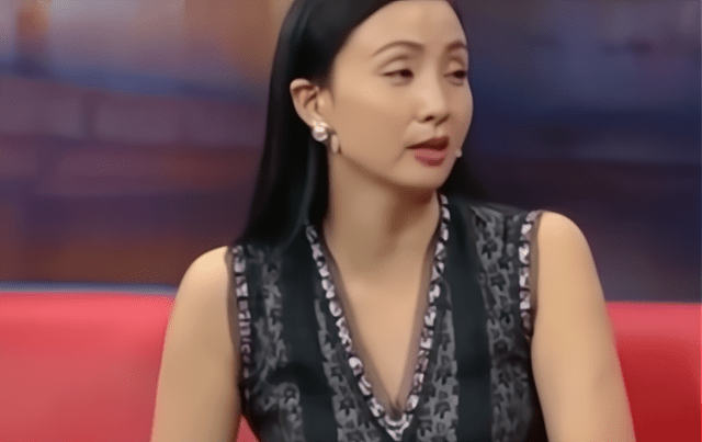 但她能说出自嘲的话,是不是证明对待外界的传言,其实她是知晓的