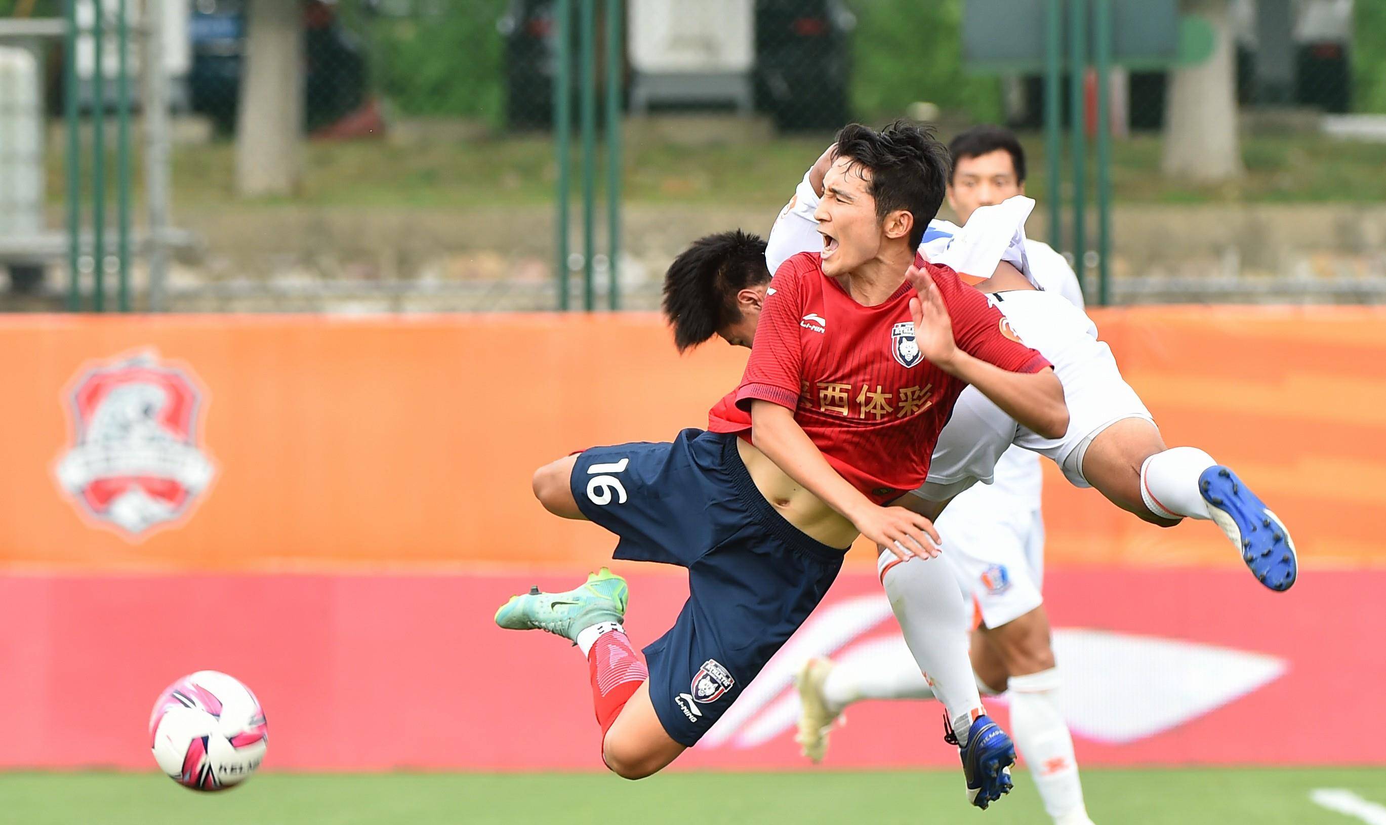 彭志泉协助u23青年选手杨鹏为陕西队扳平比分;下半场,陕西足球队不断