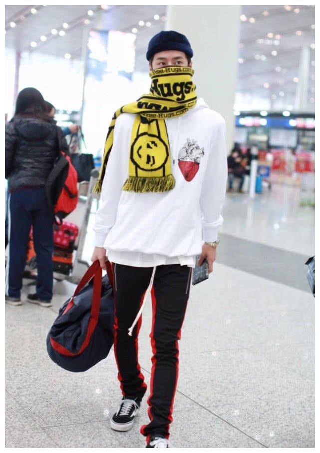 王一博终于不穿aj了,这次换上"闪电万斯",炫到我没话说!