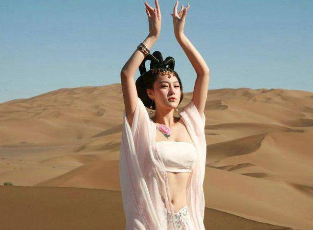 张馨予身穿白纱裙在沙漠中翩翩起舞,犹如一位仙子,美如画_剧中_照片