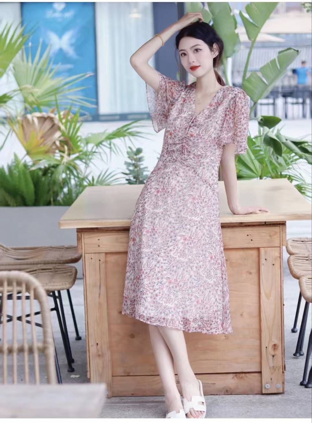 look4 碎花雪纺连衣裙 白色h拖这身搭配是法式温柔风:假期穿上喜欢的