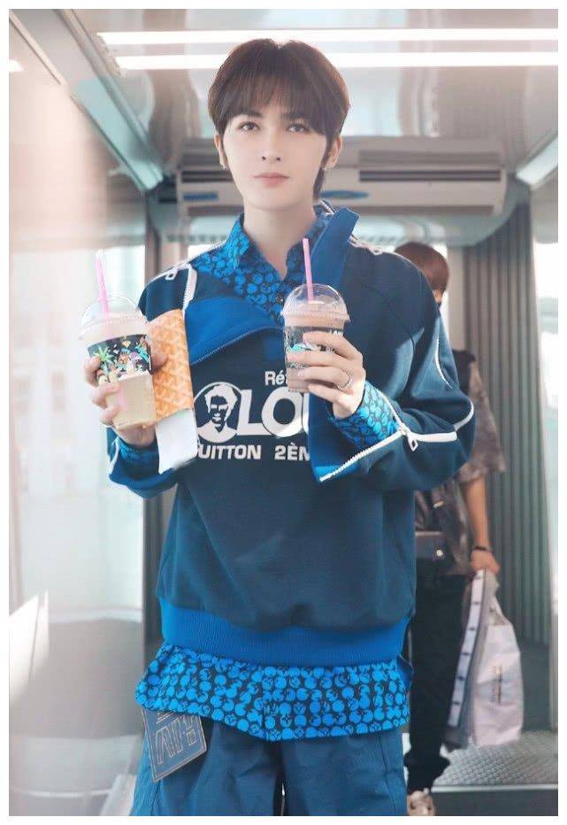 原创朱正廷很娘那是你没看过他穿灯笼裤的时候初次穿就帅翻