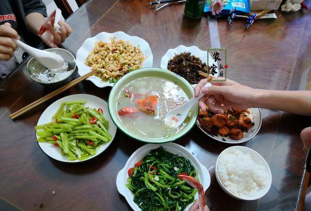 孩子来,外婆一高兴做了一桌好菜,外婆一直夹菜就怕孩子吃不饱!