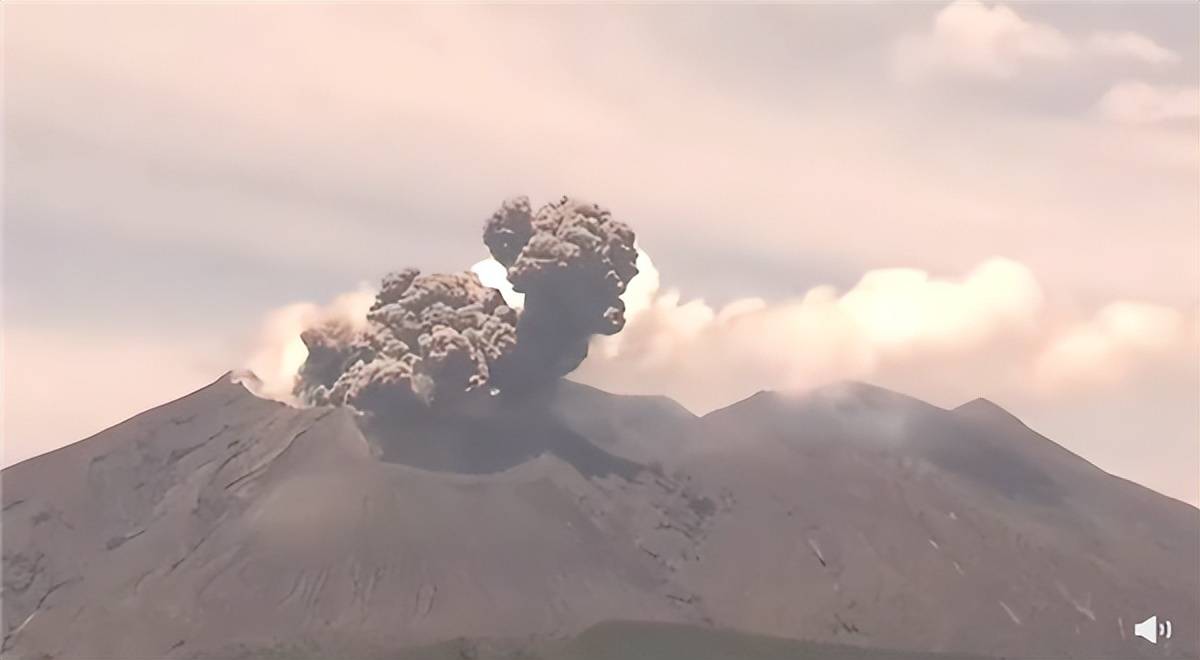 原创沉睡300年的富士山蓄势待发樱岛火山喷发烟柱高达1500米