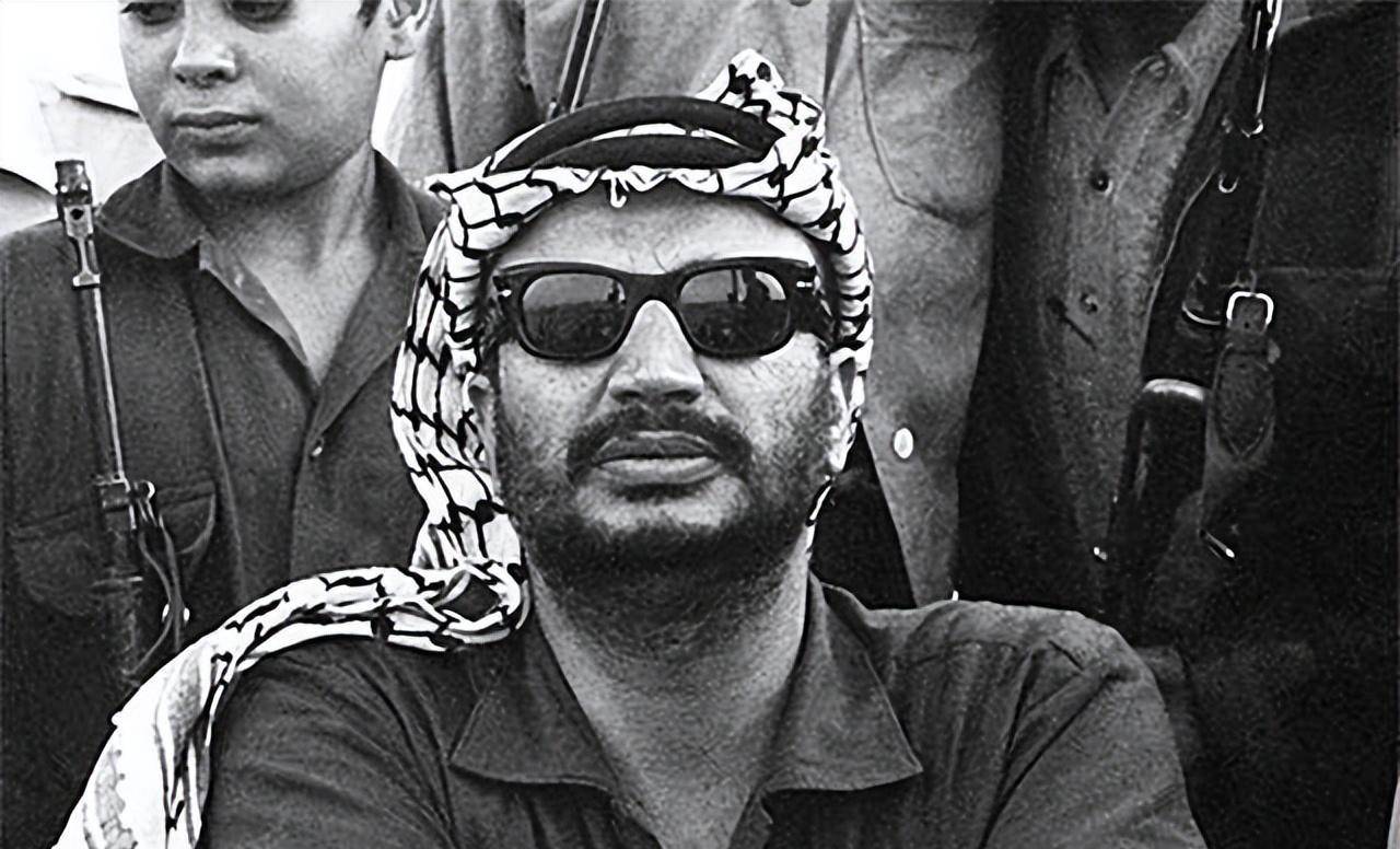 91年苏哈嫁给大34岁的阿拉法特:多次抱怨婚姻,已婚却过得像情妇_扎赫