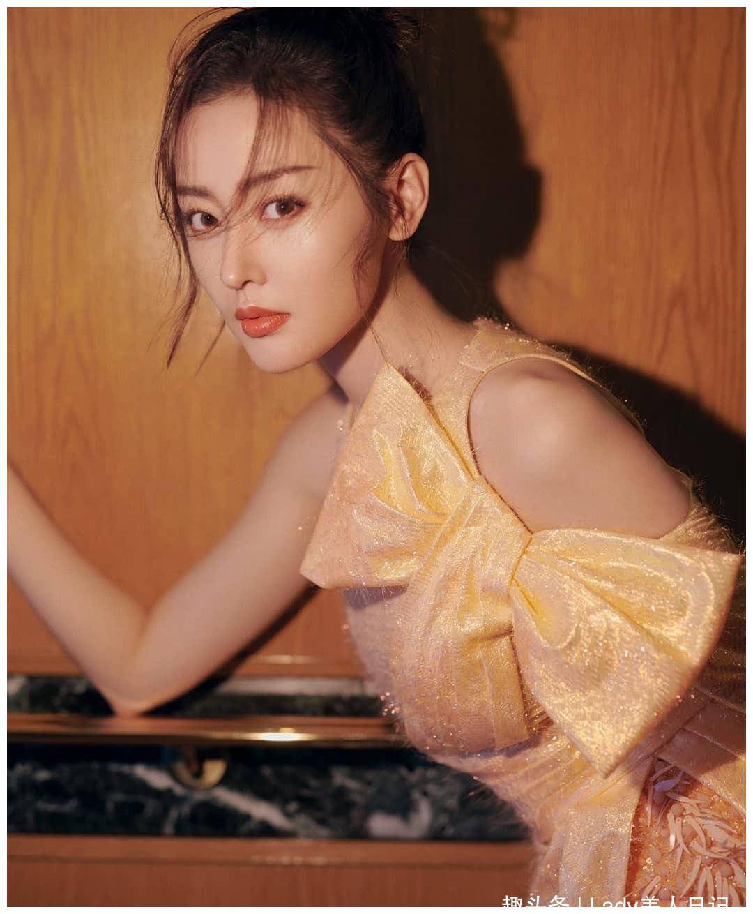 原创张天爱穿上性感裙装依旧惊艳橙色包臀裙散发魔力配帆布鞋任性