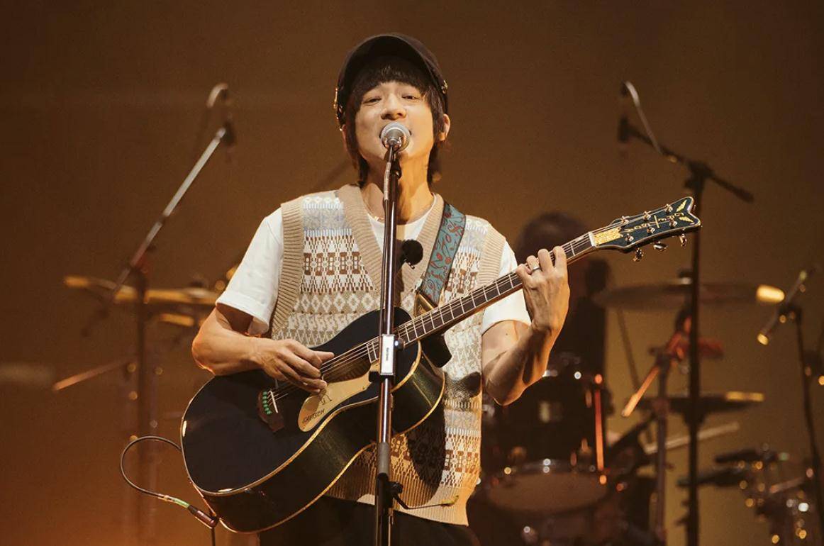 站在椅子乐队的几个90后身边,彭坦也有满满的少年感.