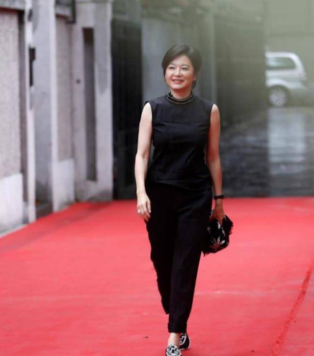 66岁林青霞携友登山,黑衣配短发优雅依旧,老年人不扮美也好美_气质