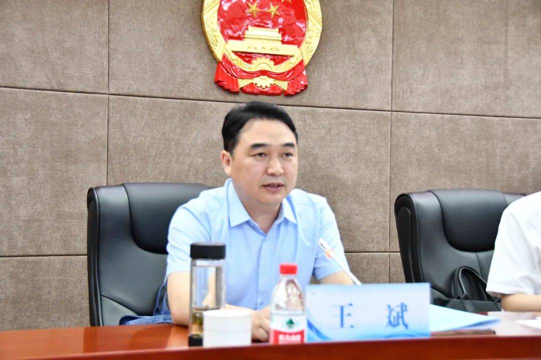 市人社局党组成员,副局 长,市社保中心党总支书记,主任肖春祥主持会议