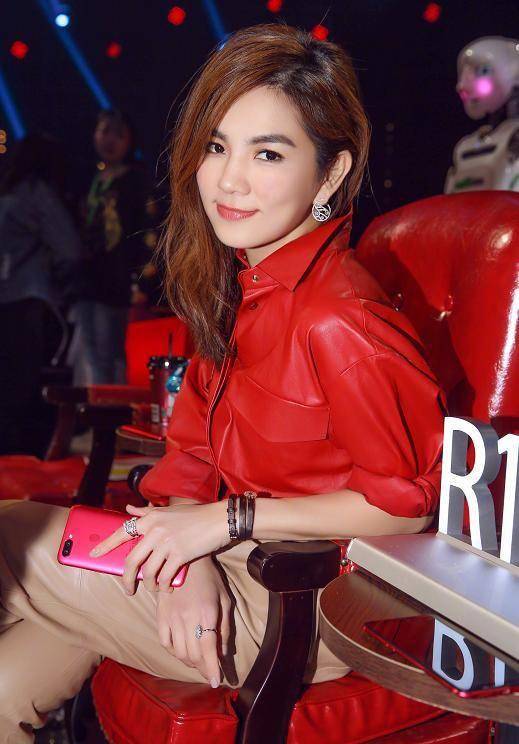 原创ella陈嘉桦当妈后越发会穿红色皮衬衫配皮裤高调又时髦