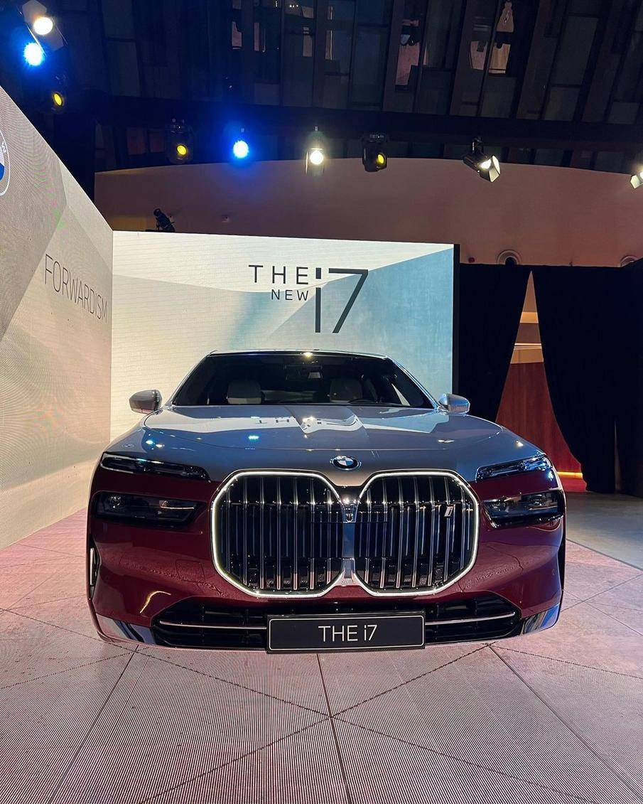 巅峰之作车头很有气势全新宝马i7