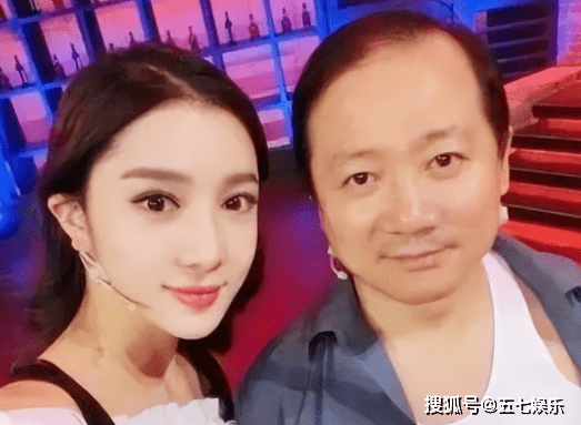 53岁唐鉴军参加饭局唱歌,和身旁女孩十指相扣,二人至少差20岁_女儿