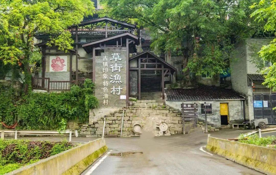 位于草街镇古圣村凤凰山古圣寺内的育才学院旧址