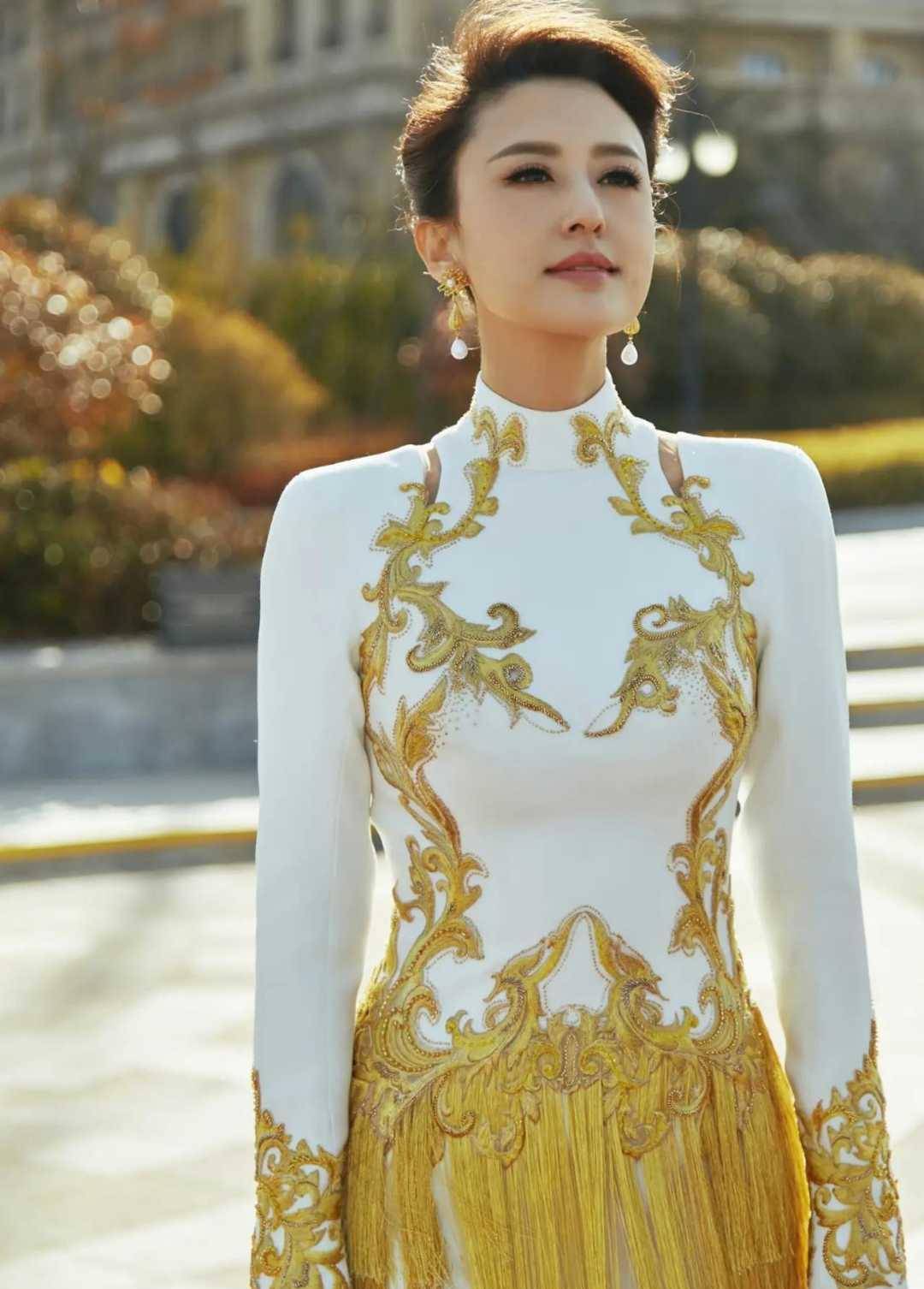 原创张蕾把我给惊艳穿一袭白色连衣裙亮相体态端庄优雅大方