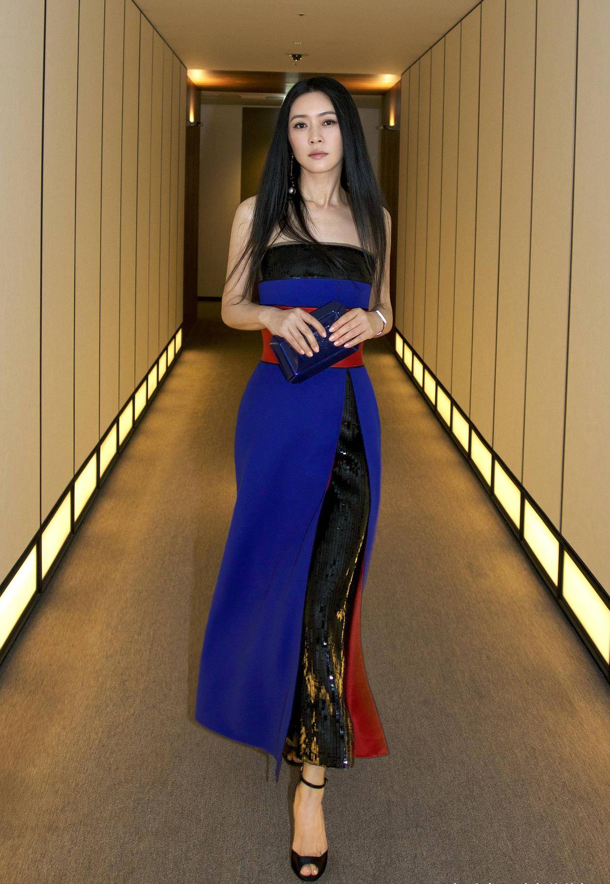 田海蓉穿旗袍太惊艳,一袭玫红色旗袍配盘发,古典气质美极了_身材_设计