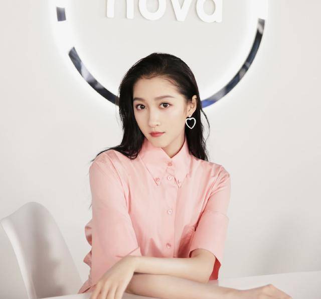 美少女关晓彤气质太赞了,粉红衬衫连衣裙清新优雅很甜美,真漂亮_粉红