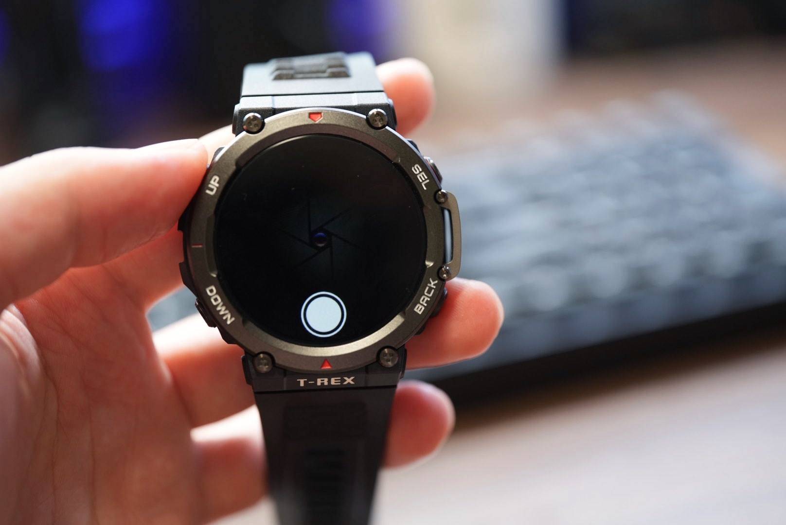 手表上的快门键,手机就可以完成拍摄 ▲这个功能在户外没有带其它拍照