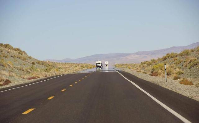 科学上来讲海市蜃楼就是一种常见的光学现象,光线经过折射和全反射