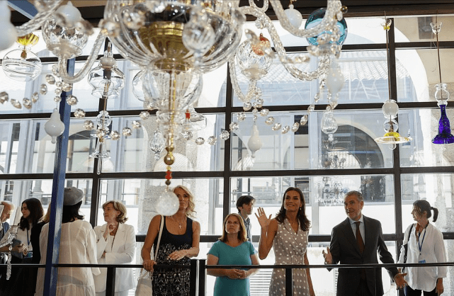 原创第一夫人们大合影卢森堡首相的同性恋丈夫太帅抢了夫人们风头